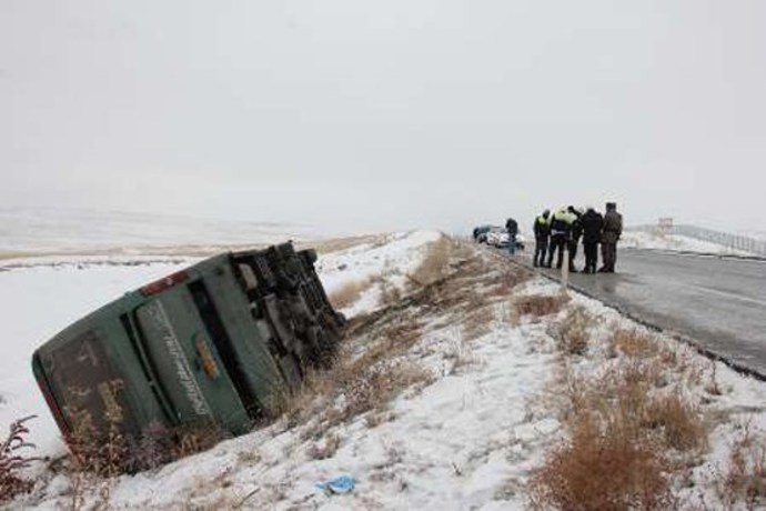 واژگونی اتوبوس در کرمان ۶ کشته برجای گذاشت واژگونی اتوبوس در کرمان ۶ کشته برجای گذاشت