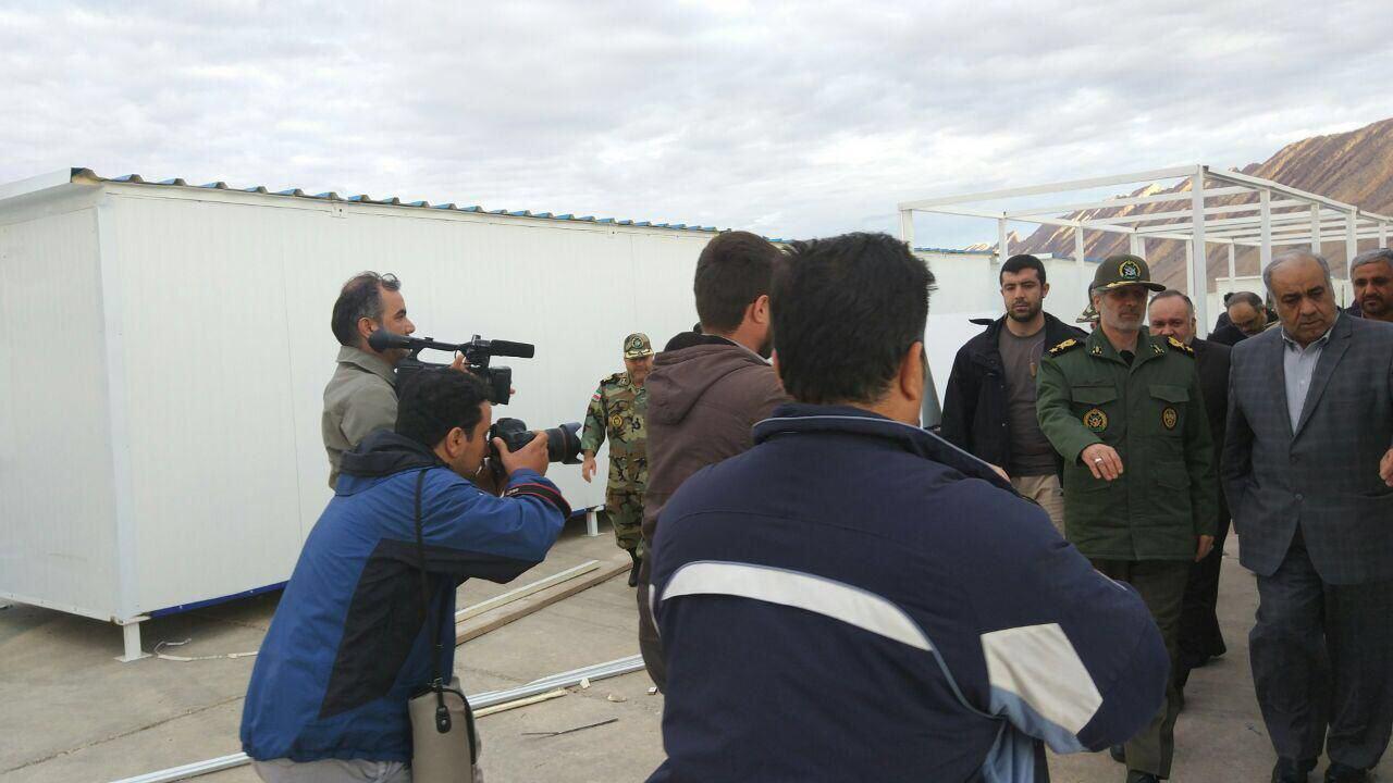 بازدید وزیر دفاع از مناطق زلزلهزده کرمانشاه +تکمیلی بازدید وزیر دفاع از مناطق زلزلهزده کرمانشاه +تکمیلی