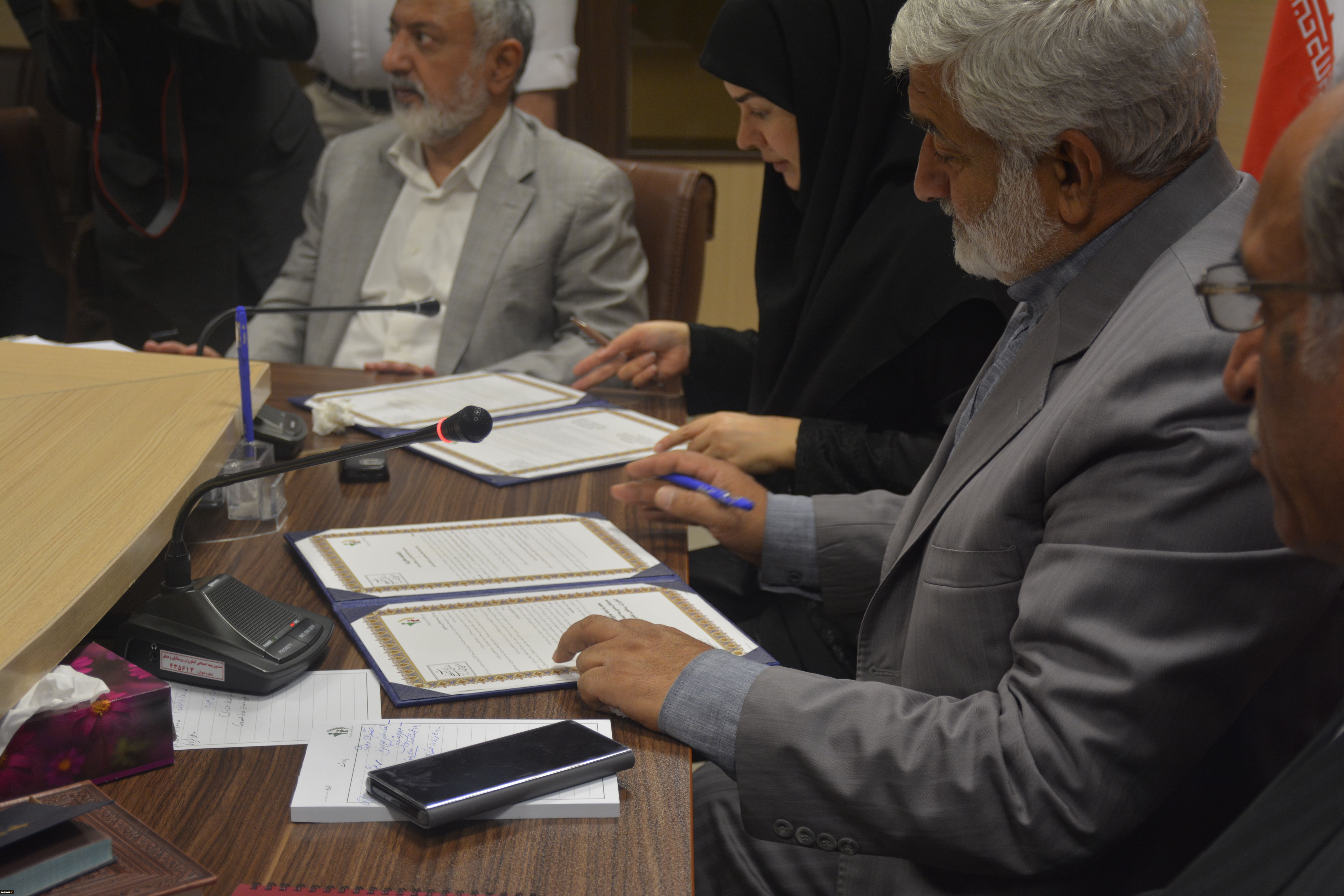 تولیدکنندگان صنایع دستی در روستاها تحت پوشش بیمه قرار میگیرند تولیدکنندگان صنایع دستی در روستاها تحت پوشش بیمه قرار میگیرند