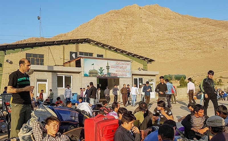 افغانستانیها برای ترک ایران صف کشیدند +عکس افغانستانیها برای ترک ایران صف کشیدند +عکس