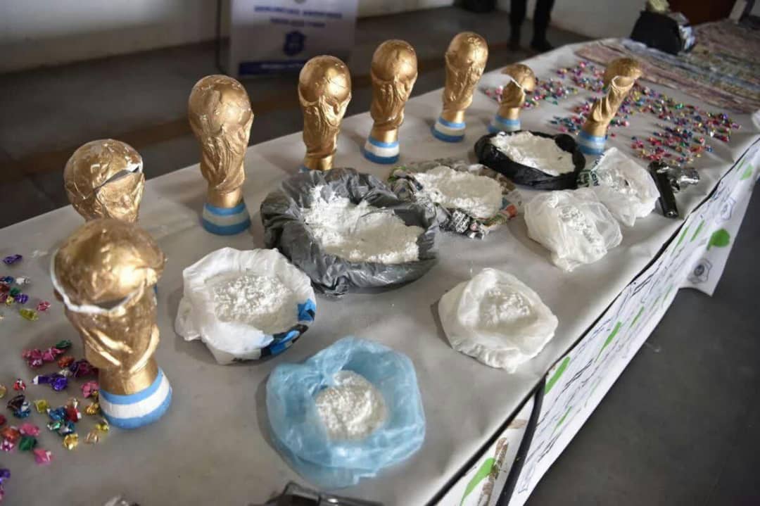 کشف مخدر در مجسمههای جام جهانی فوتبال در آرژانتین کشف مخدر در مجسمههای جام جهانی فوتبال در آرژانتین