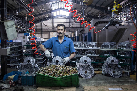 بازنگری دستمزد کارگران جدی است بازنگری دستمزد کارگران جدی است