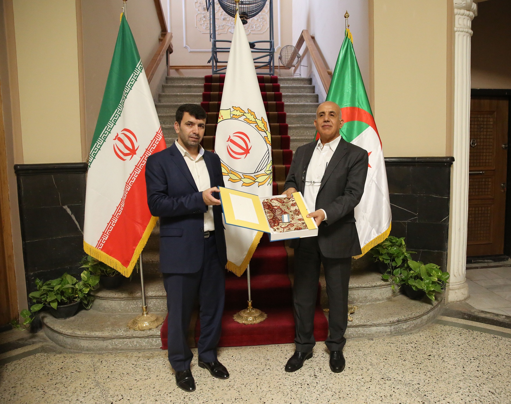 استقبال سفیر الجزایر از برگزاری نمایشگاه مشترک اسکناس با بانک ملی ایران استقبال سفیر الجزایر از برگزاری نمایشگاه مشترک اسکناس با بانک ملی ایران