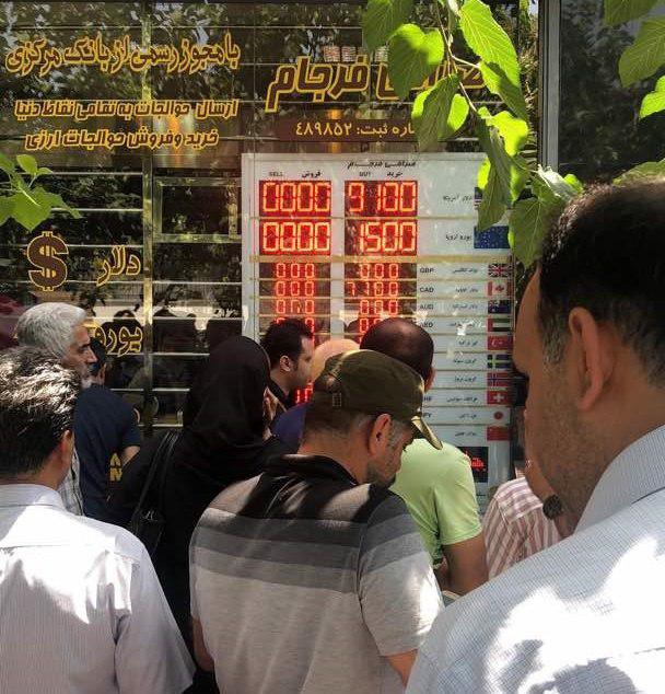 نرخ ارز بعد از 4 ماه به تابلوی صرافیها بازگشت/ ارز پتروشیمیها با نرخ 8077تومان وارد بازار ثانویه شد نرخ ارز بعد از 4 ماه به تابلوی صرافیها بازگشت/ ارز پتروشیمیها با نرخ 8077تومان وارد بازار ثانویه شد