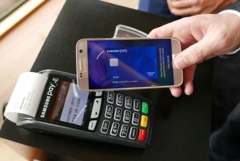 تلفن همراه به دستگاه کارتخوان تبدیل میشود تلفن همراه به دستگاه کارتخوان تبدیل میشود