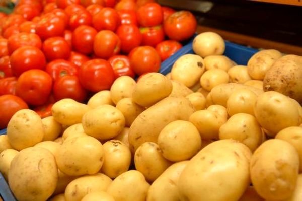 سیبزمینی و گوجه باز هم ارزان میشود؟/ کاهش 41درصدی قیمت سیب زمینی و 17درصدی گوجه نسبت به ابتدای مهر سیبزمینی و گوجه باز هم ارزان میشود؟/ کاهش 41درصدی قیمت سیب زمینی و 17درصدی گوجه نسبت به ابتدای مهر