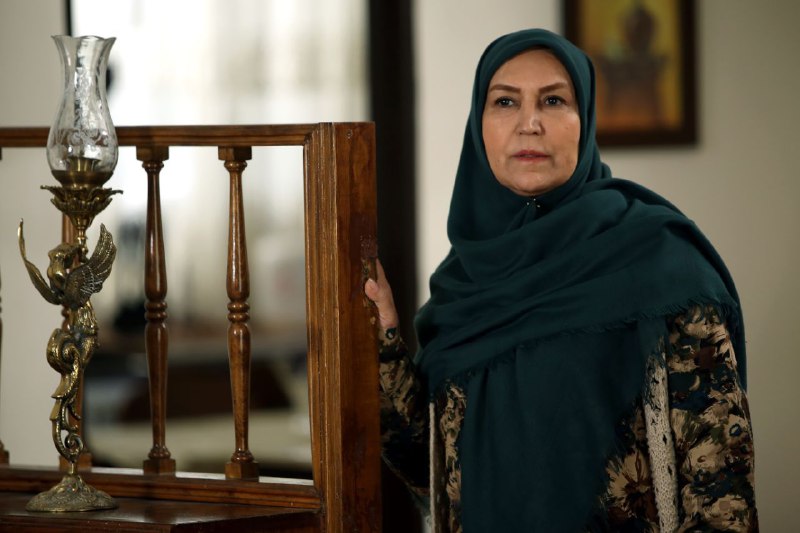 انتقاد خانم بازیگر از لاکچریبازی در سریالها +عکس انتقاد خانم بازیگر از لاکچریبازی در سریالها +عکس