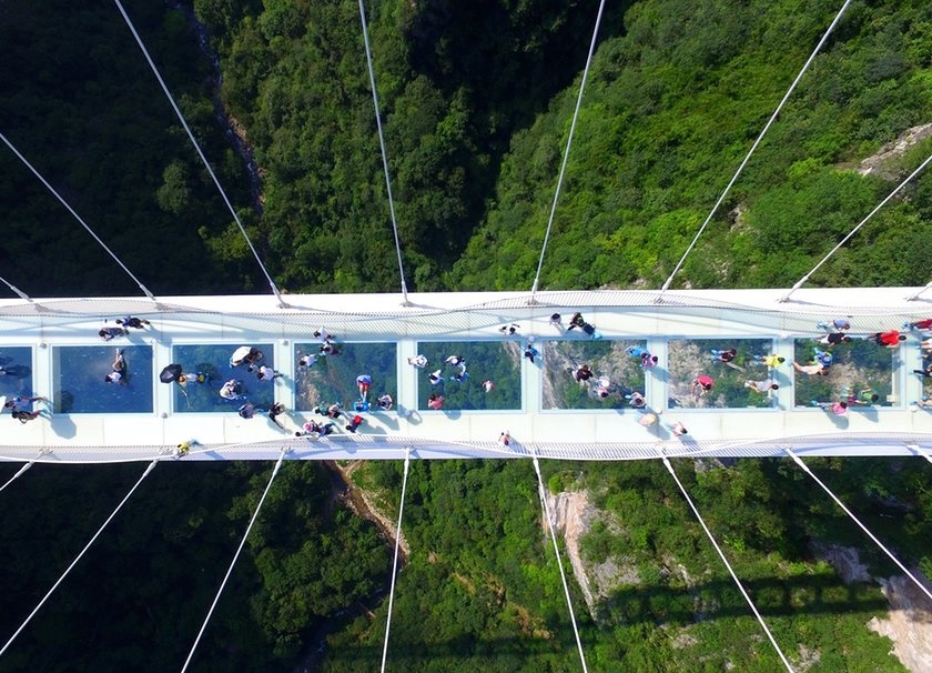 بلندترین و ترسناک‌ترین پل شیشه‌ای جهان+ عکس