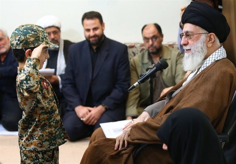 احترام نظامی فرزند شهید مدافع حرم به رهبر انقلاب +عکس