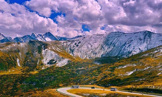 منطقه توریستی با حوضچه ای رنگارنگ +تصاویر