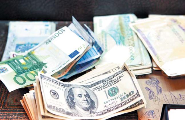 بی ثباتی اقتصاد با تداوم گرانی دلار