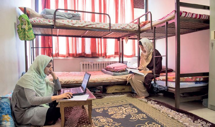 اعتراض دختران کوی چمران به محدودیت ها اعتراض دختران کوی چمران به محدودیت ها