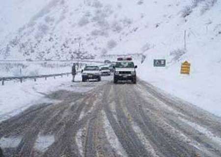 بارش برف محور یزد به شیراز را بست بارش برف محور یزد به شیراز را بست