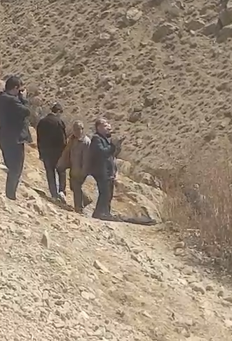 نماز خواندن وزیر اقتصاد در دل کوه +فیلم