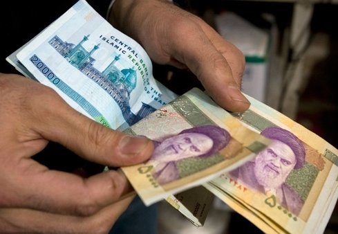 کارمندان و بازنشستگان امسال چقدر عیدی میگیرند؟ کارمندان و بازنشستگان امسال چقدر عیدی میگیرند؟