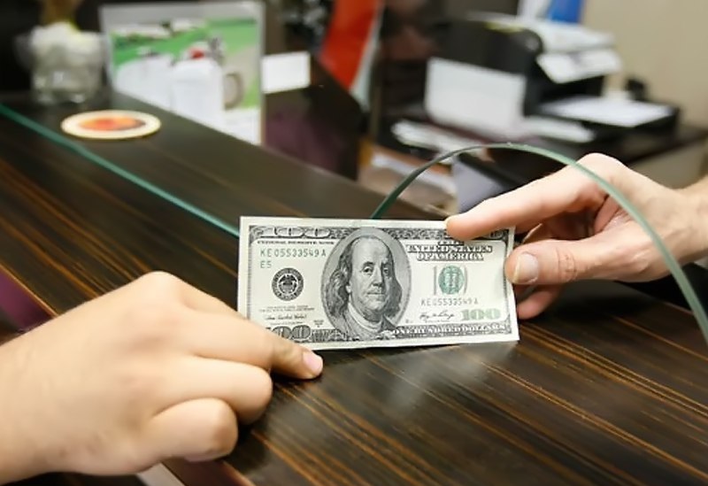 ثبات قیمت ارز و صف‌های طولانی