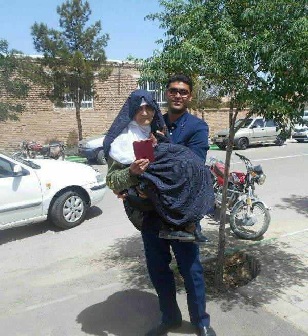 رای دادن مادر در آغوش فرزند +عکس