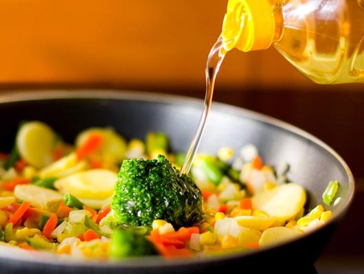 آشپزی با کدام روغن باعث تنبلی میشود؟ آشپزی با کدام روغن باعث تنبلی میشود؟