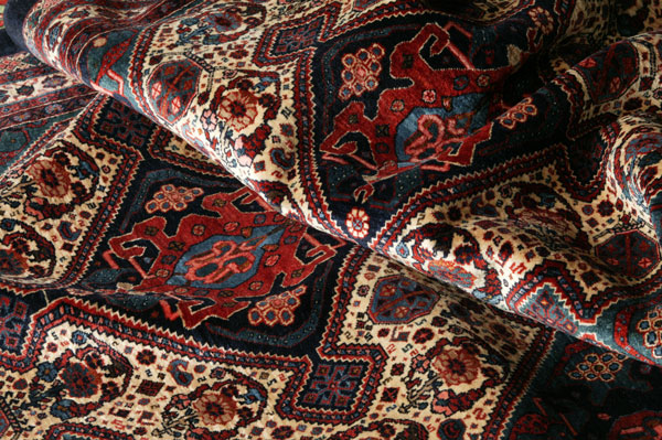 ۷۷تخته فرش از طریق مزایده فروخته شد ۷۷تخته فرش از طریق مزایده فروخته شد