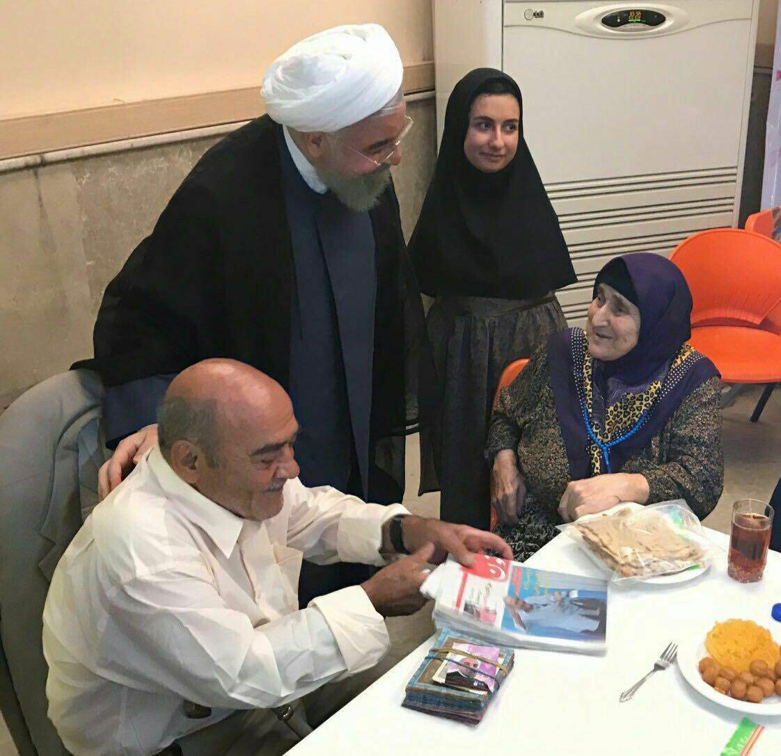 دیدار روحانی با خاصترین حامیانش درانتخابات +فیلم دیدار روحانی با خاصترین حامیانش درانتخابات +فیلم