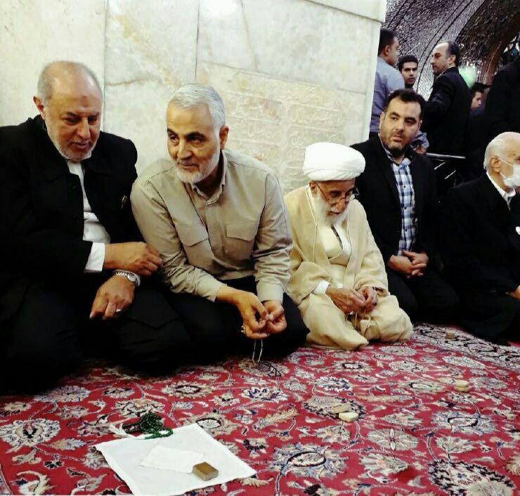 هم‌نشینی سردار سلیمانی با آیت‌الله جنتی در حرم امام رضا +عکس