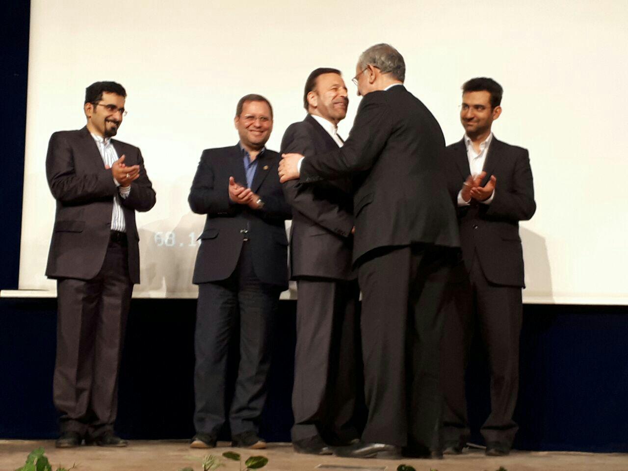 دفاع وزیر ارتباطات از عملکرد معاونش دفاع وزیر ارتباطات از عملکرد معاونش