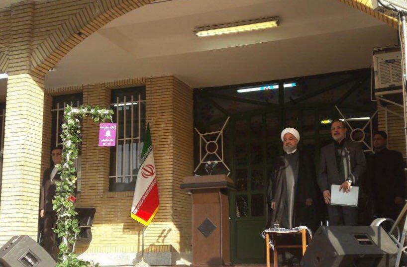 نواختن زنگ آغاز سال تحصیلی با حضور روحانی نواختن زنگ آغاز سال تحصیلی با حضور روحانی