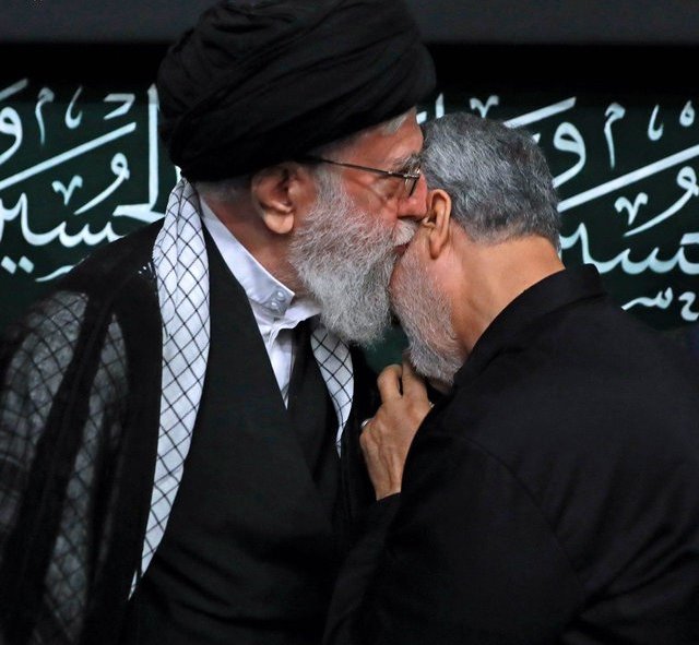 تصویری خاص از سردار سلیمانی و رهبر انقلاب تصویری خاص از سردار سلیمانی و رهبر انقلاب