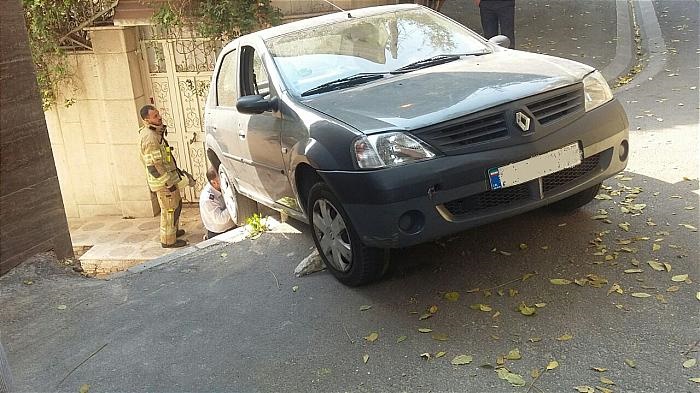 نجات تندر۹۰ از واژگونی در شیب کوچههای نیاوران +عکس نجات تندر۹۰ از واژگونی در شیب کوچههای نیاوران +عکس