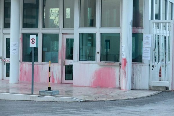 سفارت آمریکا در یونان هدف حمله قرار گرفت سفارت آمریکا در یونان هدف حمله قرار گرفت