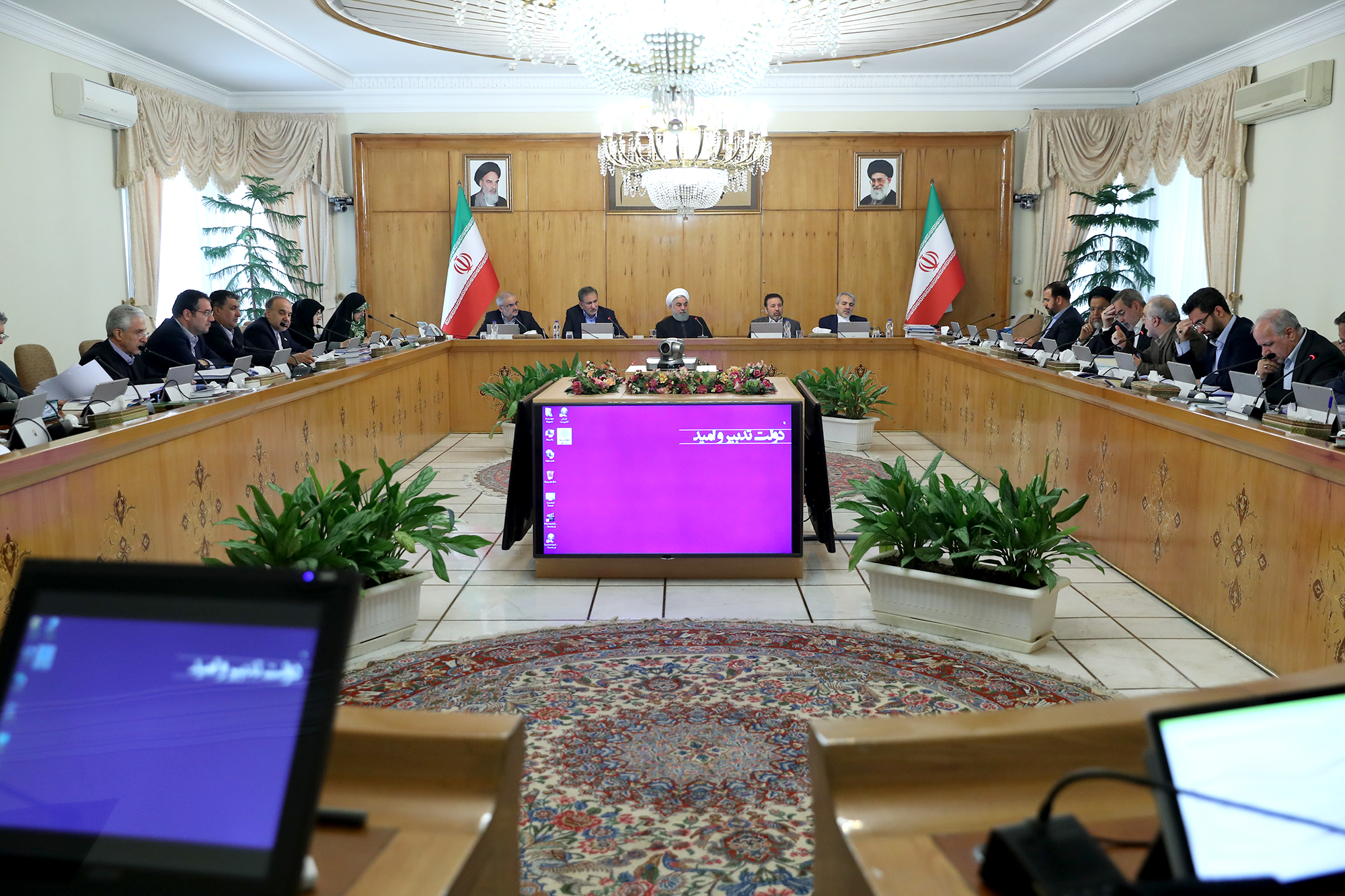 روحانی: اشتغال جوانان و معیشت مردم اولویتهای اصلی کشور است/ ثبات قیمتها و آرامش بازار مورد توجه دولت خواهد بود روحانی: اشتغال جوانان و معیشت مردم اولویتهای اصلی کشور است/ ثبات قیمتها و آرامش بازار مورد توجه دولت خواهد بود