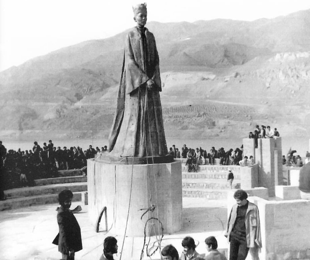پایین‌کشیدن مجسمه فرح پهلوی به دست مردم منجیل +عکس