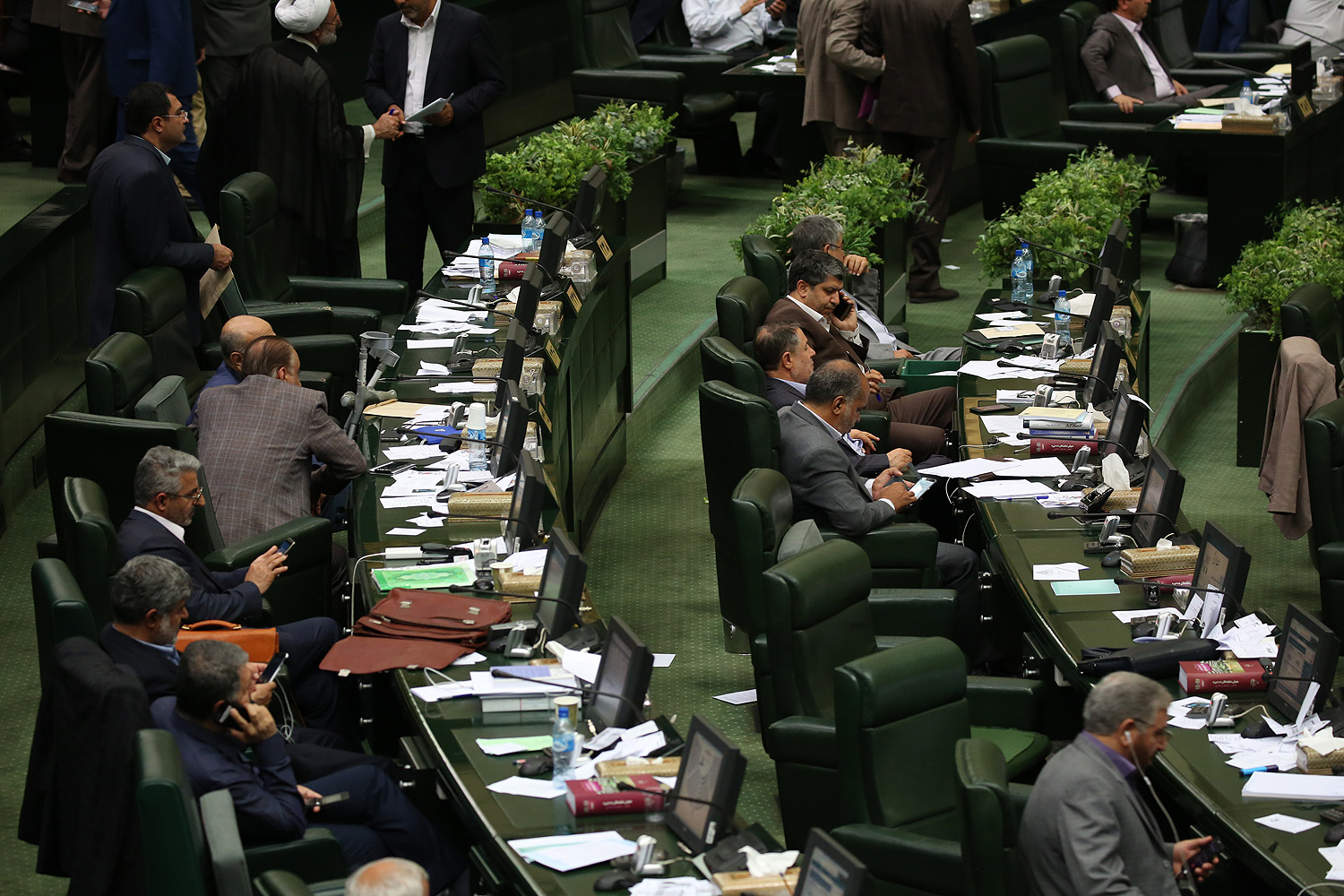 نمایندگانی که در یک ماه گذشته دیر به مجلس رسیدند نمایندگانی که در یک ماه گذشته دیر به مجلس رسیدند
