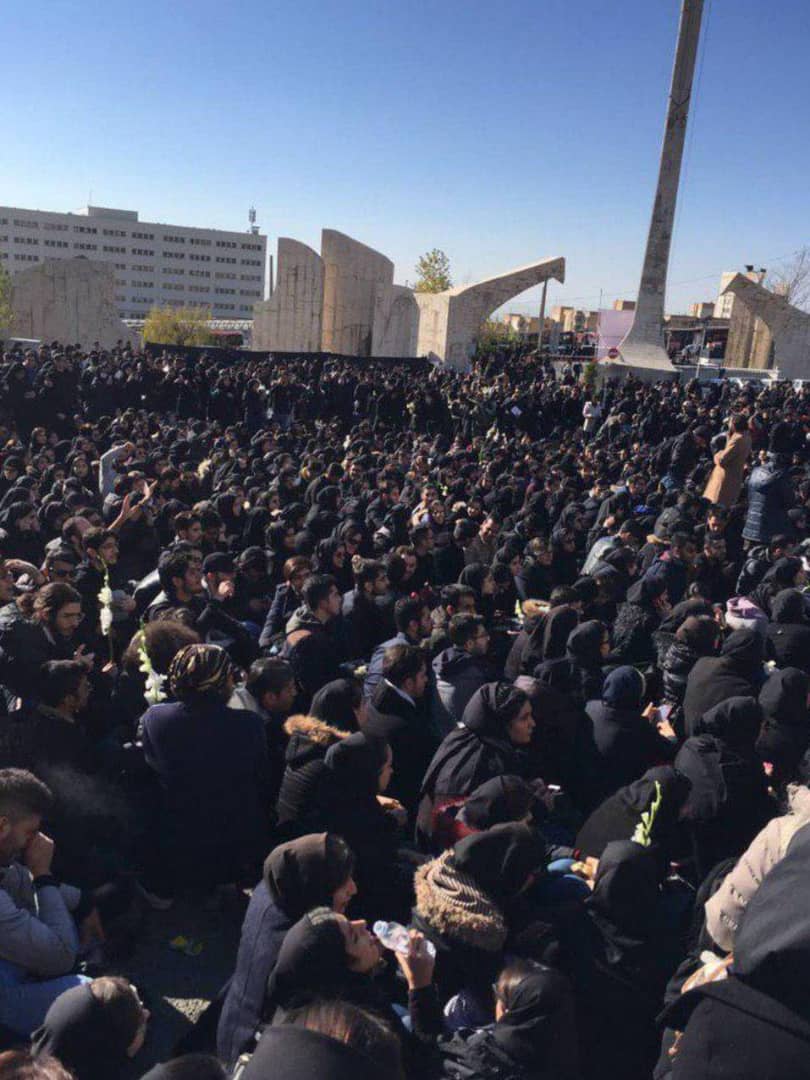دانشجویان خواستار استعفا و عذرخواهی مسئولان شدند دانشجویان خواستار استعفا و عذرخواهی مسئولان شدند