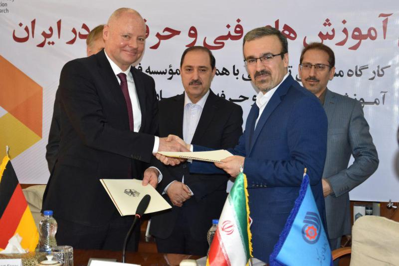 آلمان مناسبات اقتصادی با ایران را ادامه میدهد آلمان مناسبات اقتصادی با ایران را ادامه میدهد