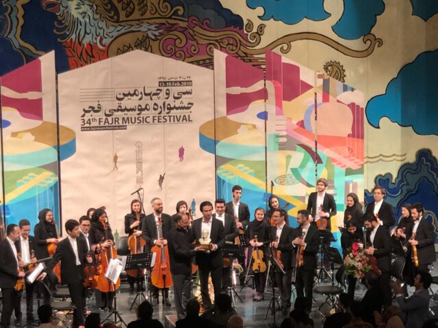 شبی که رهبر ارکستر هدیه گرفت شبی که رهبر ارکستر هدیه گرفت
