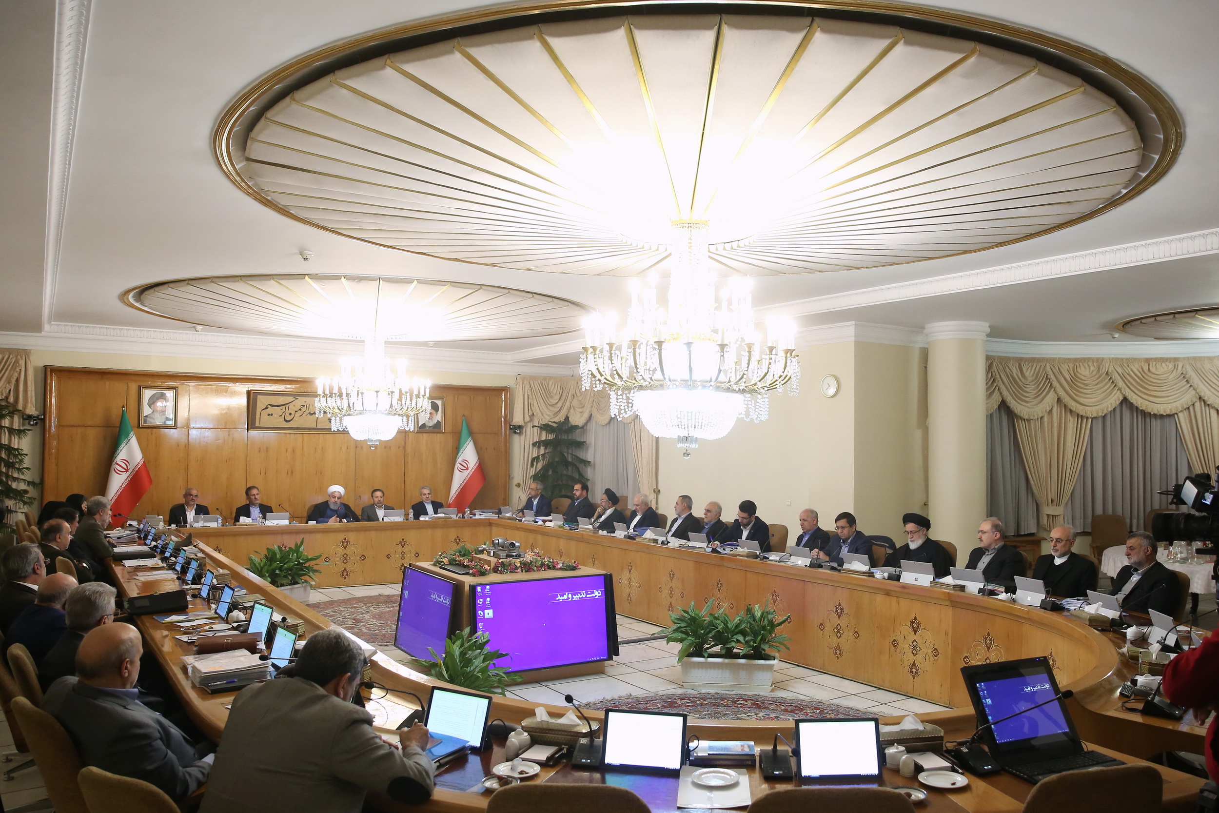 میزان پاداش پایان سال ۱۳۹۷کارکنان دولت 10میلیون ریال تعیین شد/ آغاز بررسی لایحه شفافیت میزان پاداش پایان سال ۱۳۹۷کارکنان دولت 10میلیون ریال تعیین شد/ آغاز بررسی لایحه شفافیت