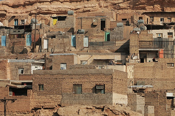 بالانشینان پایتخت، خود را از مردم عادی جدا کردهاند بالانشینان پایتخت، خود را از مردم عادی جدا کردهاند