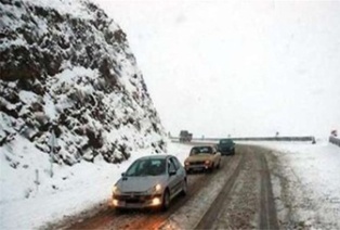 سقوط بهمن در محور کندوان جاده کرج به چالوس سقوط بهمن در محور کندوان جاده کرج به چالوس