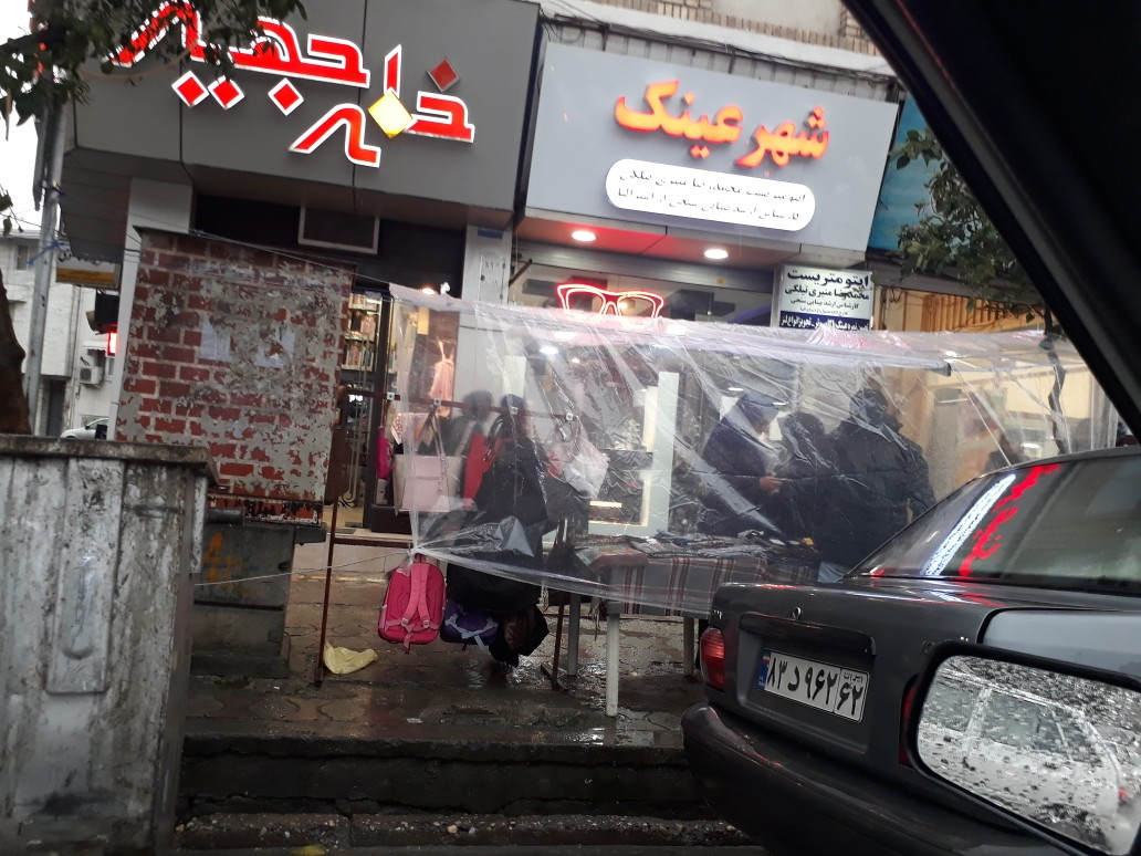 ابتکار دستفروشان ساروی برای فروش در زیر باران +تصاویر ابتکار دستفروشان ساروی برای فروش در زیر باران +تصاویر