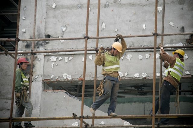 پایینترین حقوق پرداختی به قشر کارگر در ایران است پایینترین حقوق پرداختی به قشر کارگر در ایران است