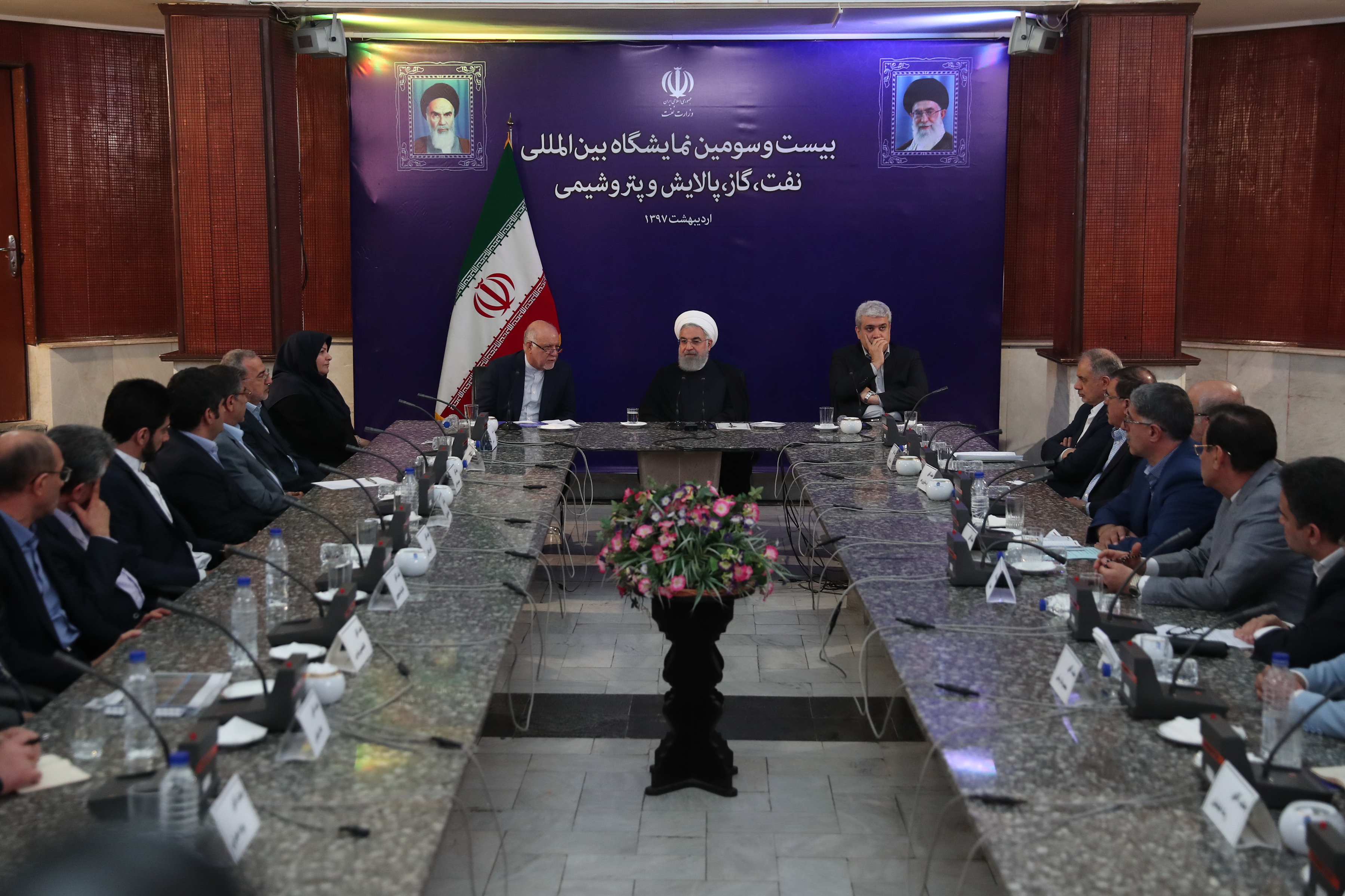 روحانی: صنعت نفت صنعتی راهبردی و دارای جایگاه ویژه است/ تولیدات با کیفیت داخلی، امید ، نشاط و غرور ملی ایجاد میکند روحانی: صنعت نفت صنعتی راهبردی و دارای جایگاه ویژه است/ تولیدات با کیفیت داخلی، امید ، نشاط و غرور ملی ایجاد میکند