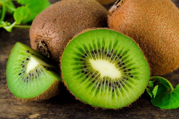 آیا خوردن پوست کیوی مفید است؟ آیا خوردن پوست کیوی مفید است؟