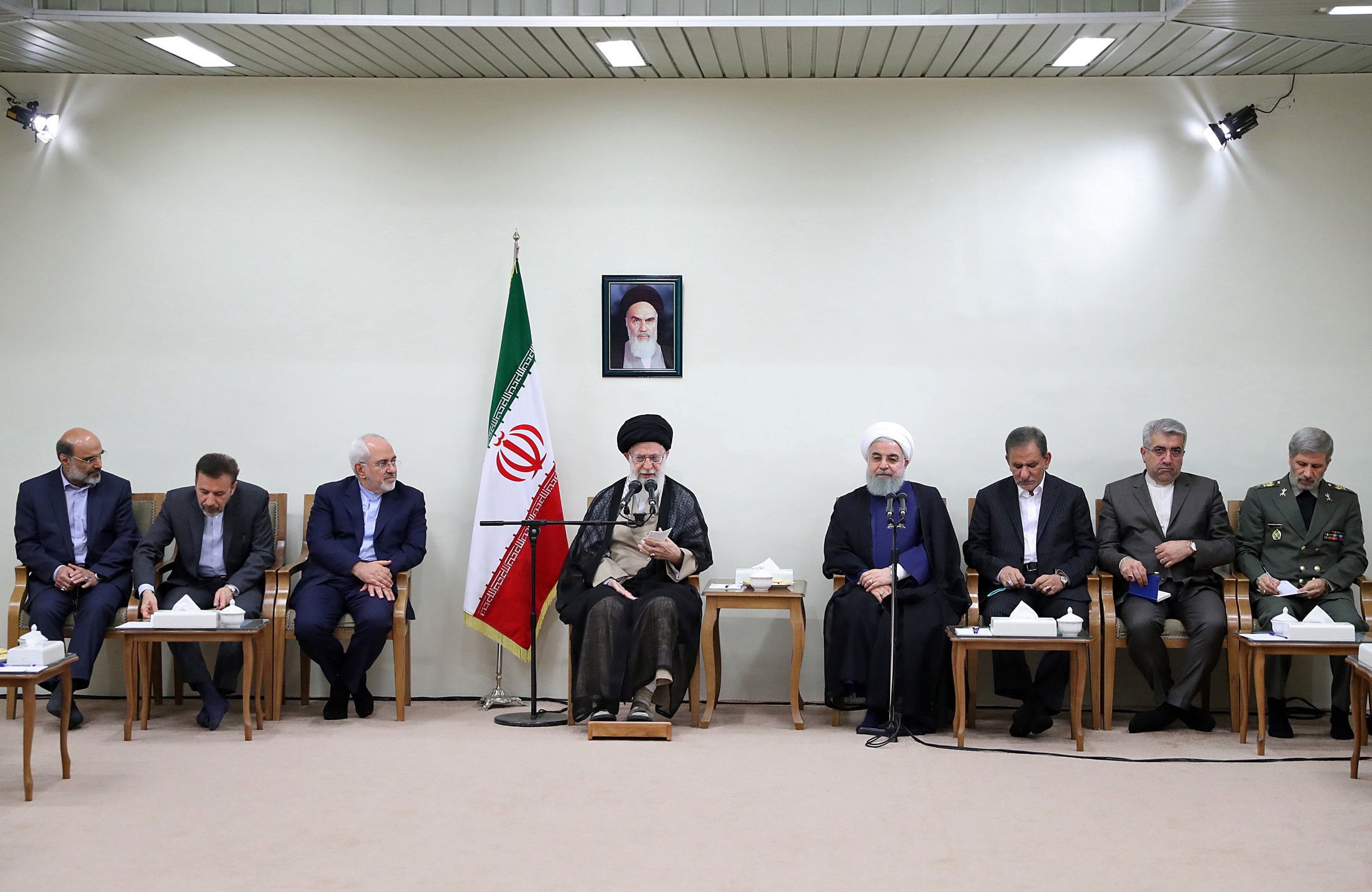 رهبر انقلاب: نشان دادن اقتدار در مقابل بیگانگان باید به‌هنگام، صریح و قاطع باشد/ لزوم گسترش روزافزون دیپلماسی و ارتباطات خارجی