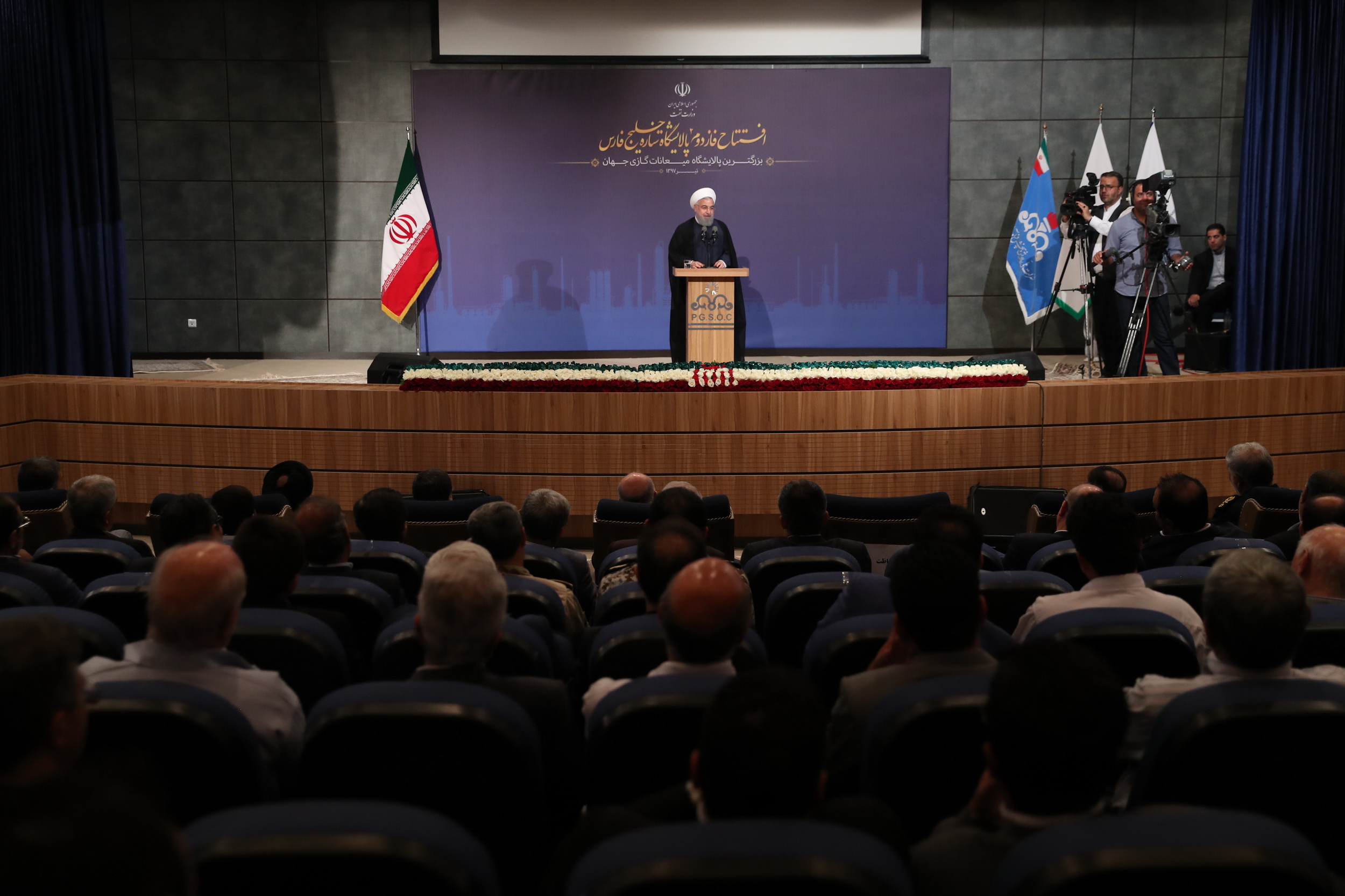 روحانی: در برابر تحریم به جای پر شدن انبارها، بازار باید رنگین شود/ با صبر و مقاومت و گذشت، قطعا دشمن را می‌شکنیم