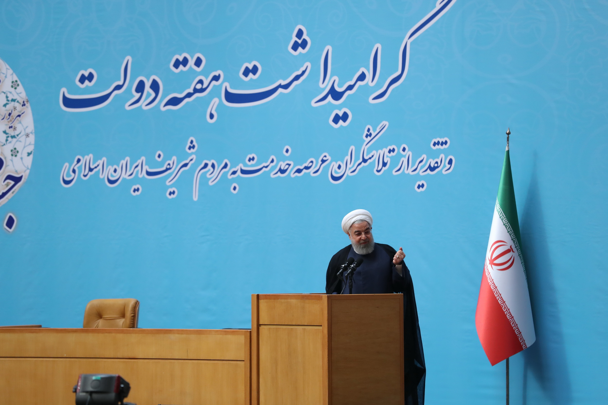 روحانی: نباید با چند ماه سختی عقبنشینی کنیم و امیدمان نا امید شود/ امروز جنگ، جنگ اقتصادی و تبلیغاتی است و دولت در صف مقدم این جنگ است روحانی: نباید با چند ماه سختی عقبنشینی کنیم و امیدمان نا امید شود/ امروز جنگ، جنگ اقتصادی و تبلیغاتی است و دولت در صف مقدم این جنگ است