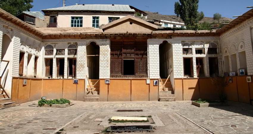 خانه «نیما» خریداری میشود خانه «نیما» خریداری میشود