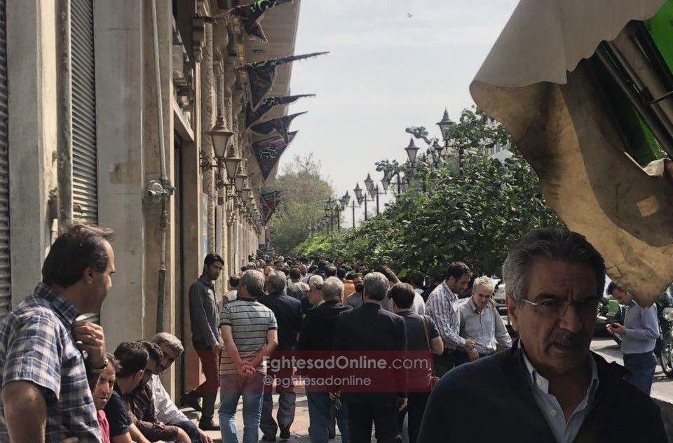 ادامه روند نزولى نرخ دلار در دومین روز هفته/ تبو تاب دلالان برای فروش بالا گرفت ادامه روند نزولى نرخ دلار در دومین روز هفته/ تبو تاب دلالان برای فروش بالا گرفت