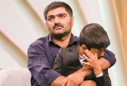 هر 1000 تومان گرانی دلار مرا 1000 پله از بچهام دور میکند هر 1000 تومان گرانی دلار مرا 1000 پله از بچهام دور میکند
