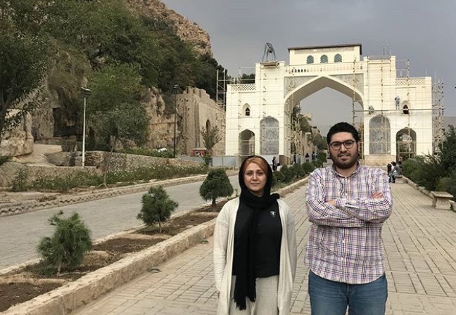 بازیگر مشهور در کنار دروازه قرآن شیراز +عکس بازیگر مشهور در کنار دروازه قرآن شیراز +عکس